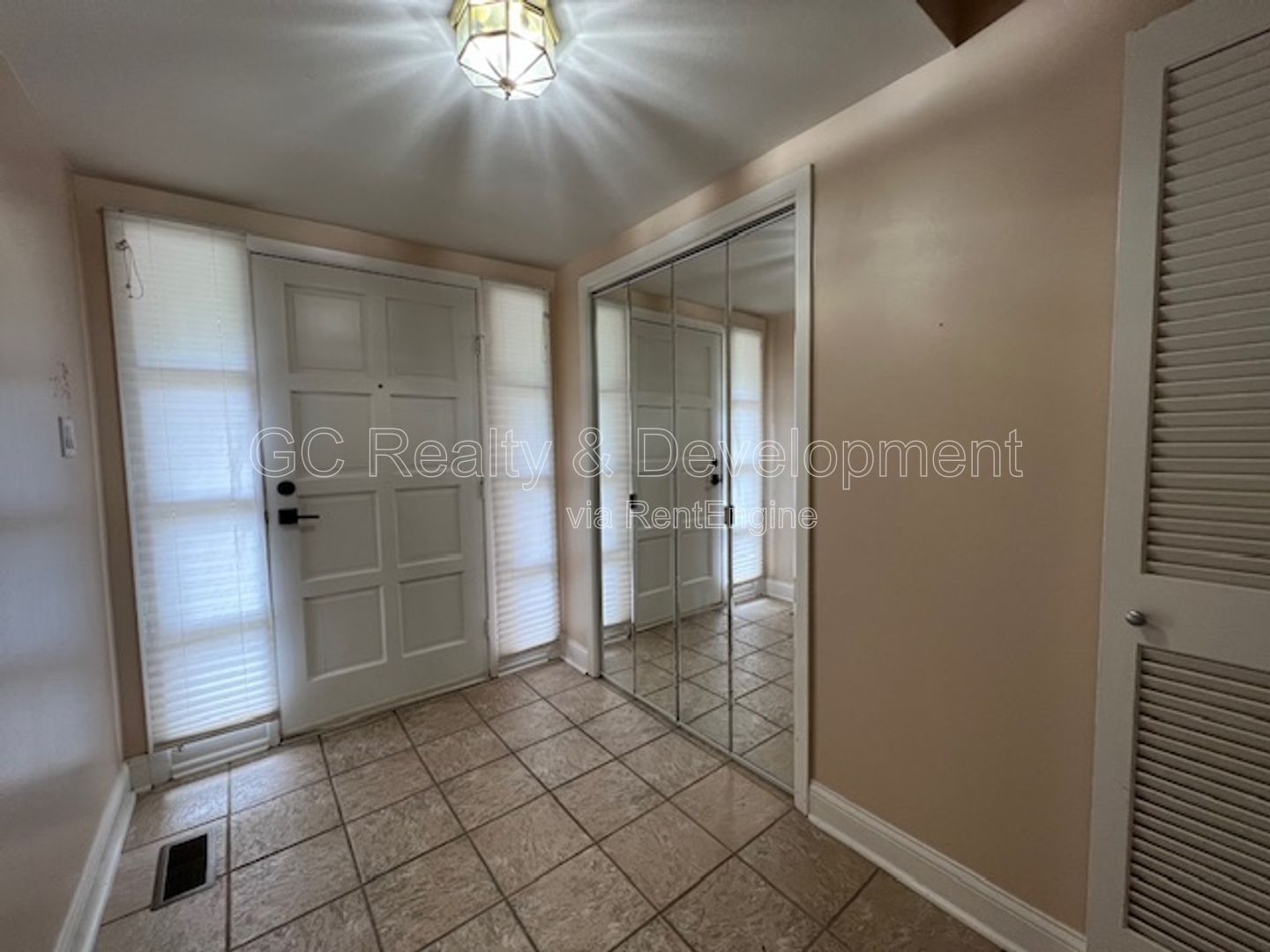 ***HOFFMAN ESTATES / 4 BDRM / 2 BTH / SS APPL INCL / LAUNDRY ROOM / ATTACHED 2-CAR GARAGE*** property image