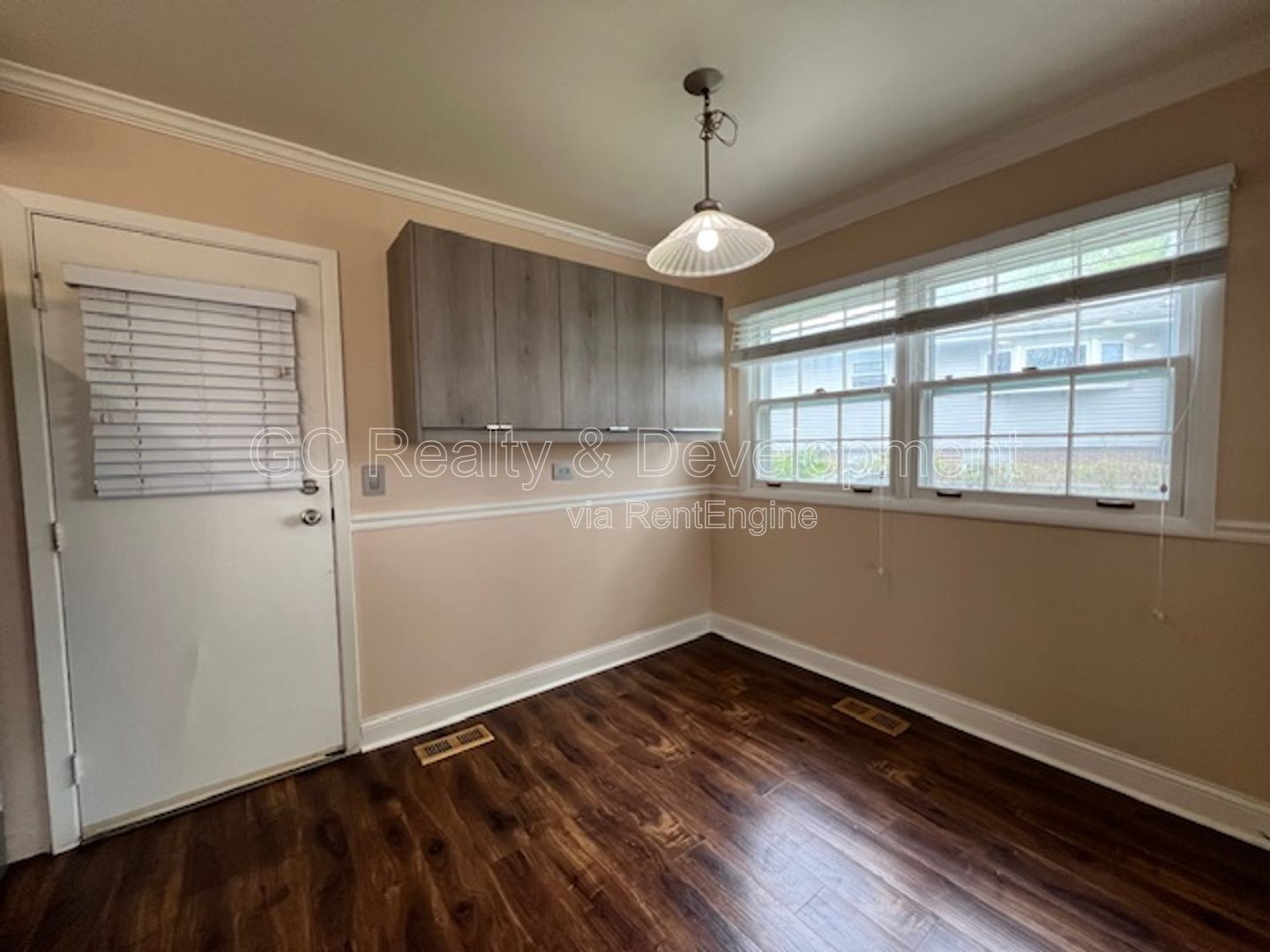 ***HOFFMAN ESTATES / 4 BDRM / 2 BTH / SS APPL INCL / LAUNDRY ROOM / ATTACHED 2-CAR GARAGE*** property image