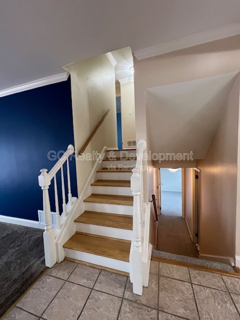 ***HOFFMAN ESTATES / 4 BDRM / 2 BTH / SS APPL INCL / LAUNDRY ROOM / ATTACHED 2-CAR GARAGE*** property image