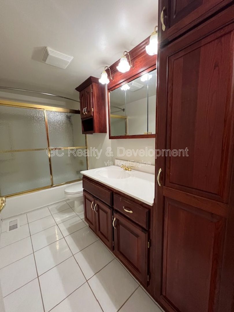 ***HOFFMAN ESTATES / 4 BDRM / 2 BTH / SS APPL INCL / LAUNDRY ROOM / ATTACHED 2-CAR GARAGE*** property image