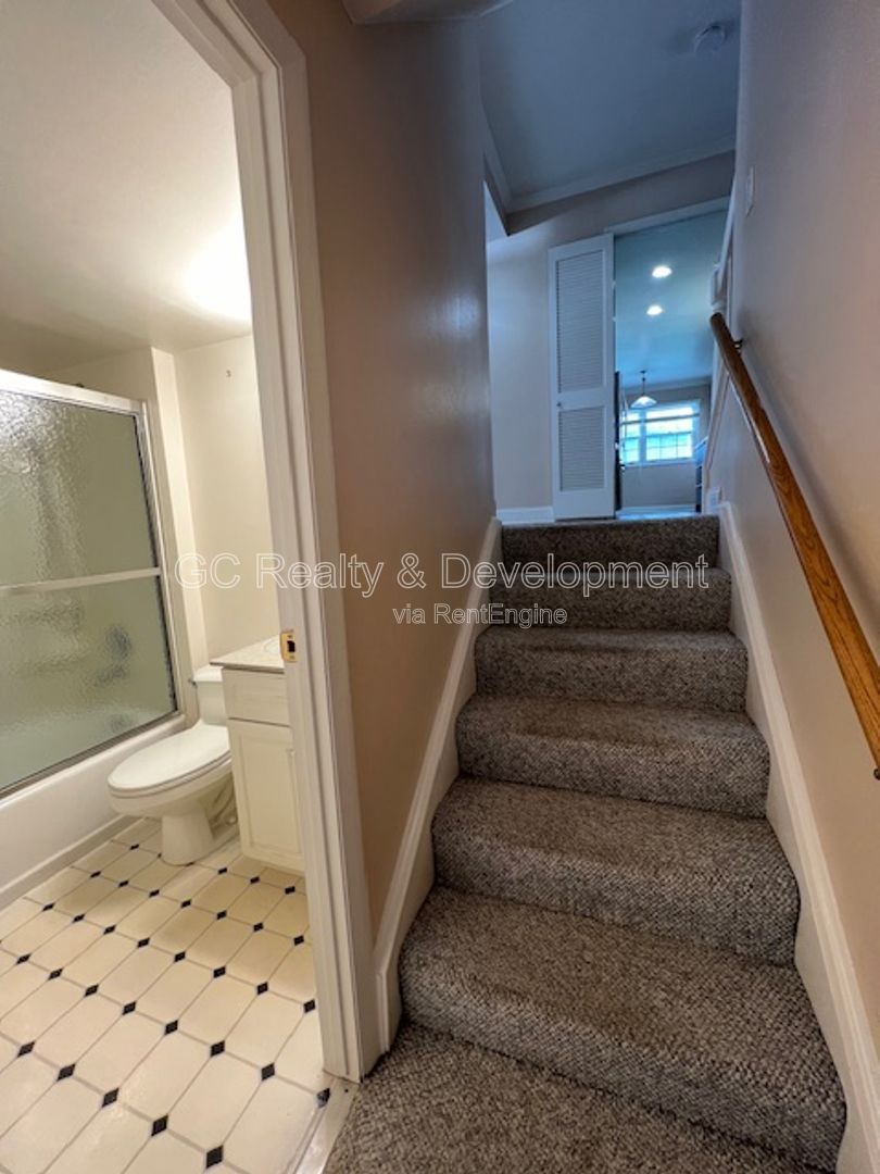 ***HOFFMAN ESTATES / 4 BDRM / 2 BTH / SS APPL INCL / LAUNDRY ROOM / ATTACHED 2-CAR GARAGE*** property image