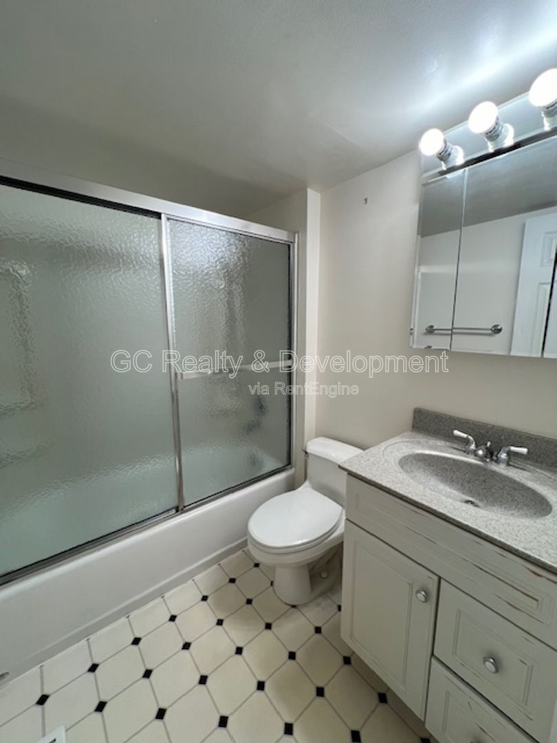 ***HOFFMAN ESTATES / 4 BDRM / 2 BTH / SS APPL INCL / LAUNDRY ROOM / ATTACHED 2-CAR GARAGE*** property image