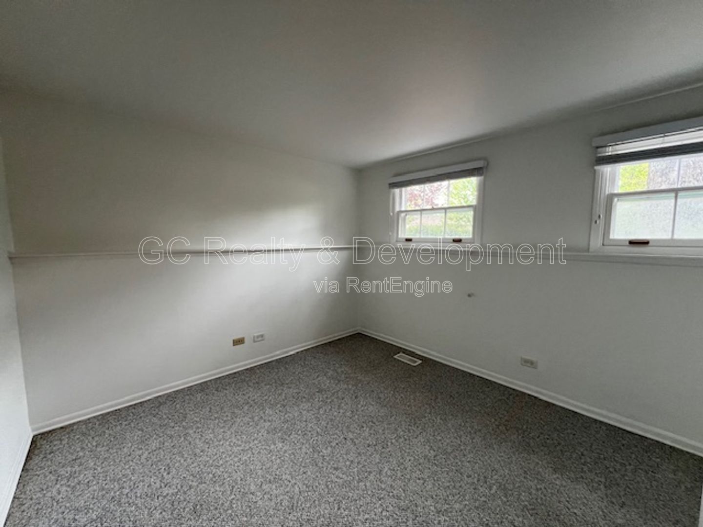 ***HOFFMAN ESTATES / 4 BDRM / 2 BTH / SS APPL INCL / LAUNDRY ROOM / ATTACHED 2-CAR GARAGE*** property image
