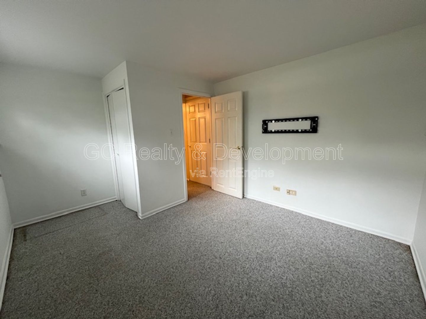 ***HOFFMAN ESTATES / 4 BDRM / 2 BTH / SS APPL INCL / LAUNDRY ROOM / ATTACHED 2-CAR GARAGE*** property image