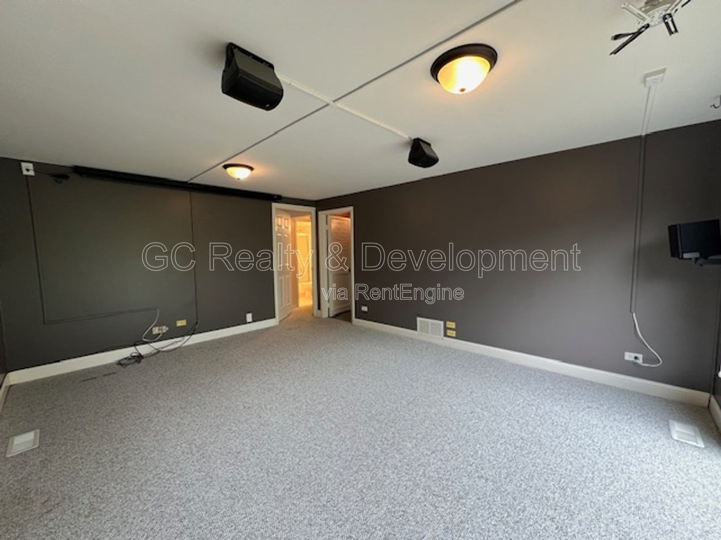 ***HOFFMAN ESTATES / 4 BDRM / 2 BTH / SS APPL INCL / LAUNDRY ROOM / ATTACHED 2-CAR GARAGE*** property image