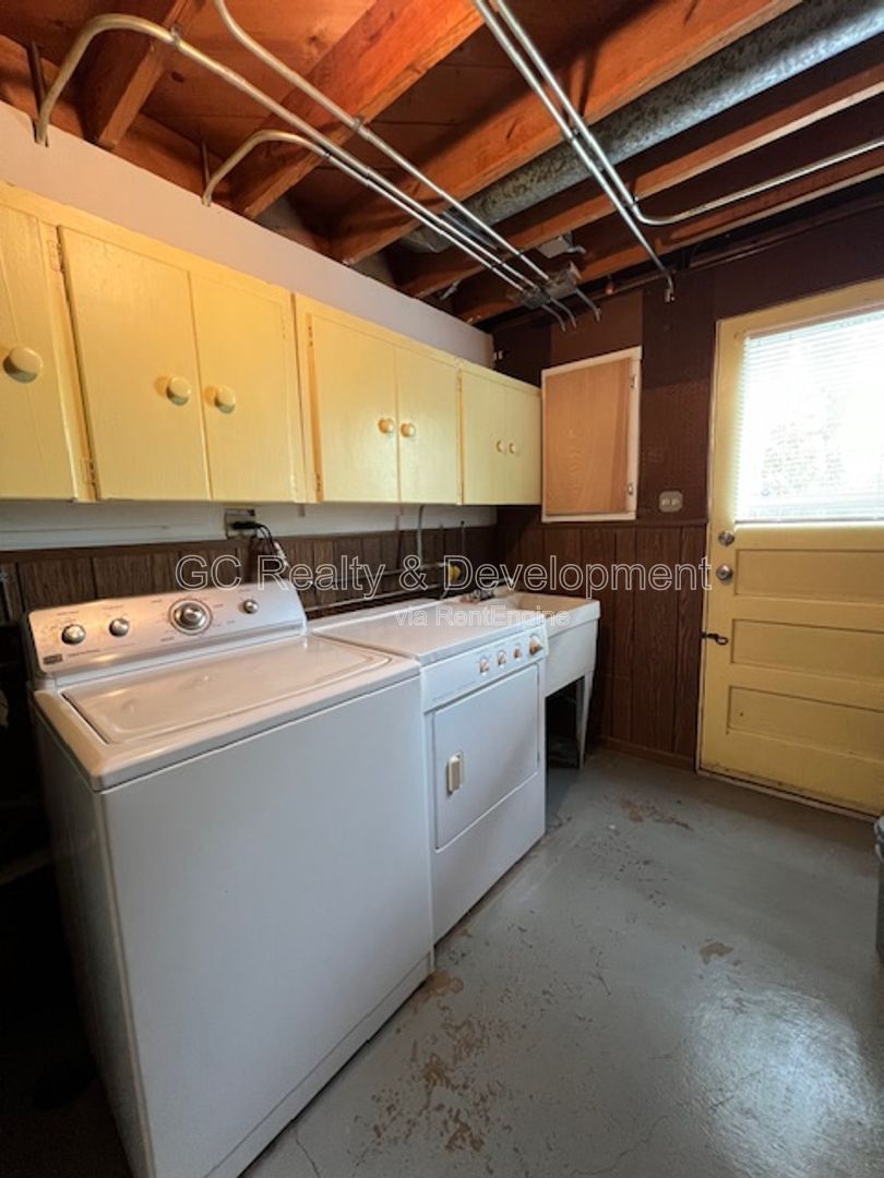 ***HOFFMAN ESTATES / 4 BDRM / 2 BTH / SS APPL INCL / LAUNDRY ROOM / ATTACHED 2-CAR GARAGE*** property image