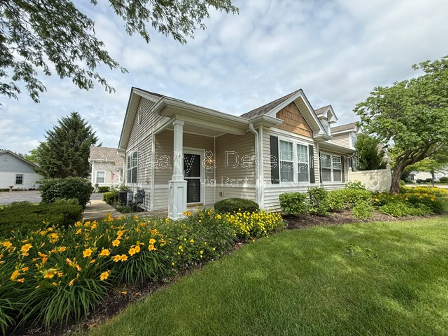 *** 2 BDRM / IN UNIT LAUNDRY / ATTACHED GARAGE / APPL INCLUDED *** property image
