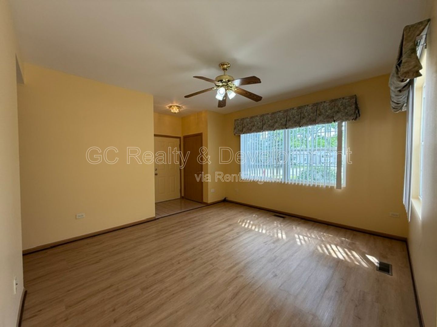 *** 2 BDRM / IN UNIT LAUNDRY / ATTACHED GARAGE / APPL INCLUDED *** property image
