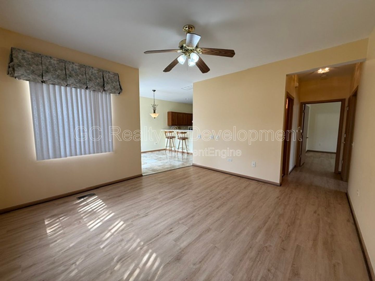 *** 2 BDRM / IN UNIT LAUNDRY / ATTACHED GARAGE / APPL INCLUDED *** property image