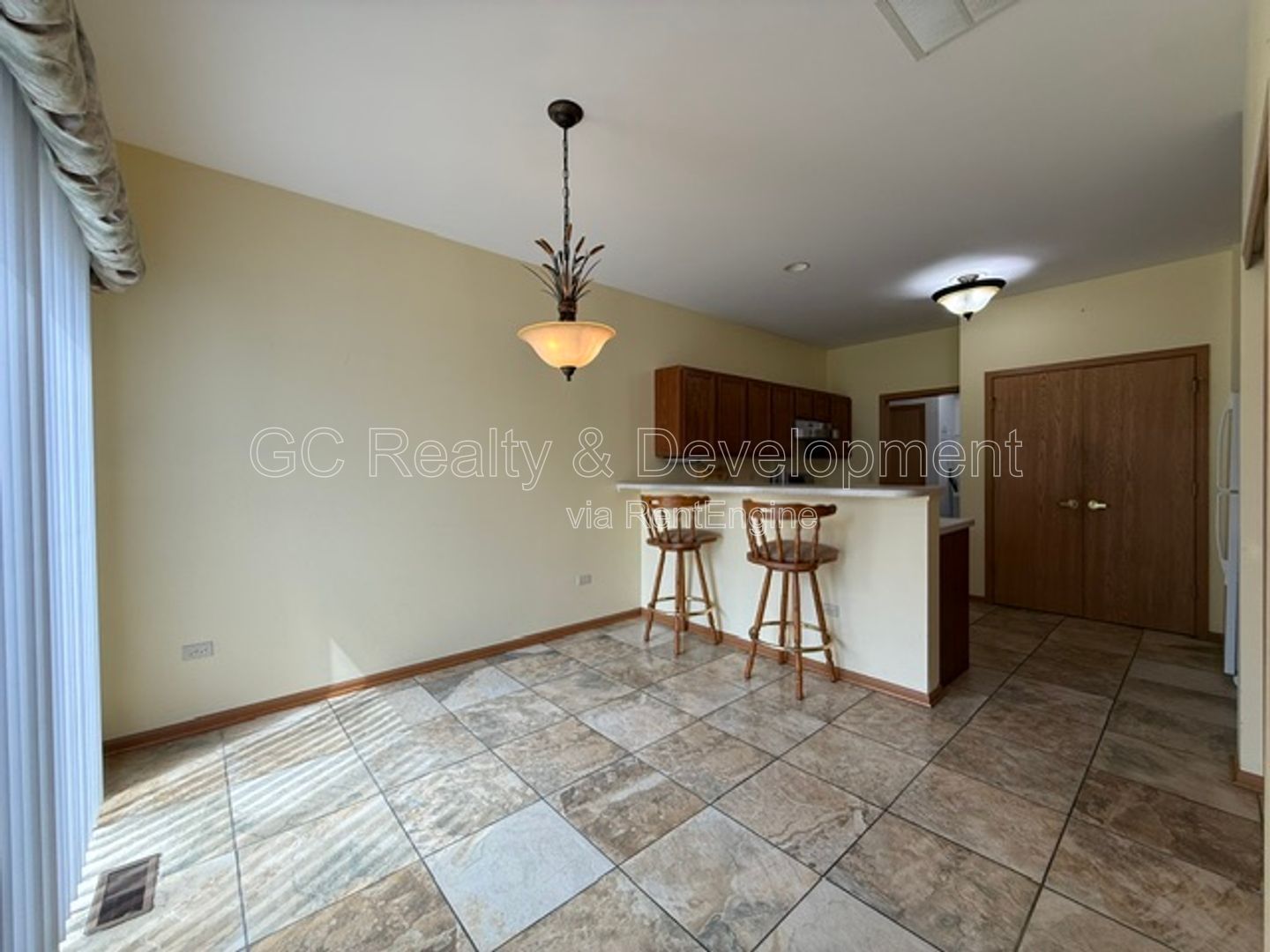 *** 2 BDRM / IN UNIT LAUNDRY / ATTACHED GARAGE / APPL INCLUDED *** property image