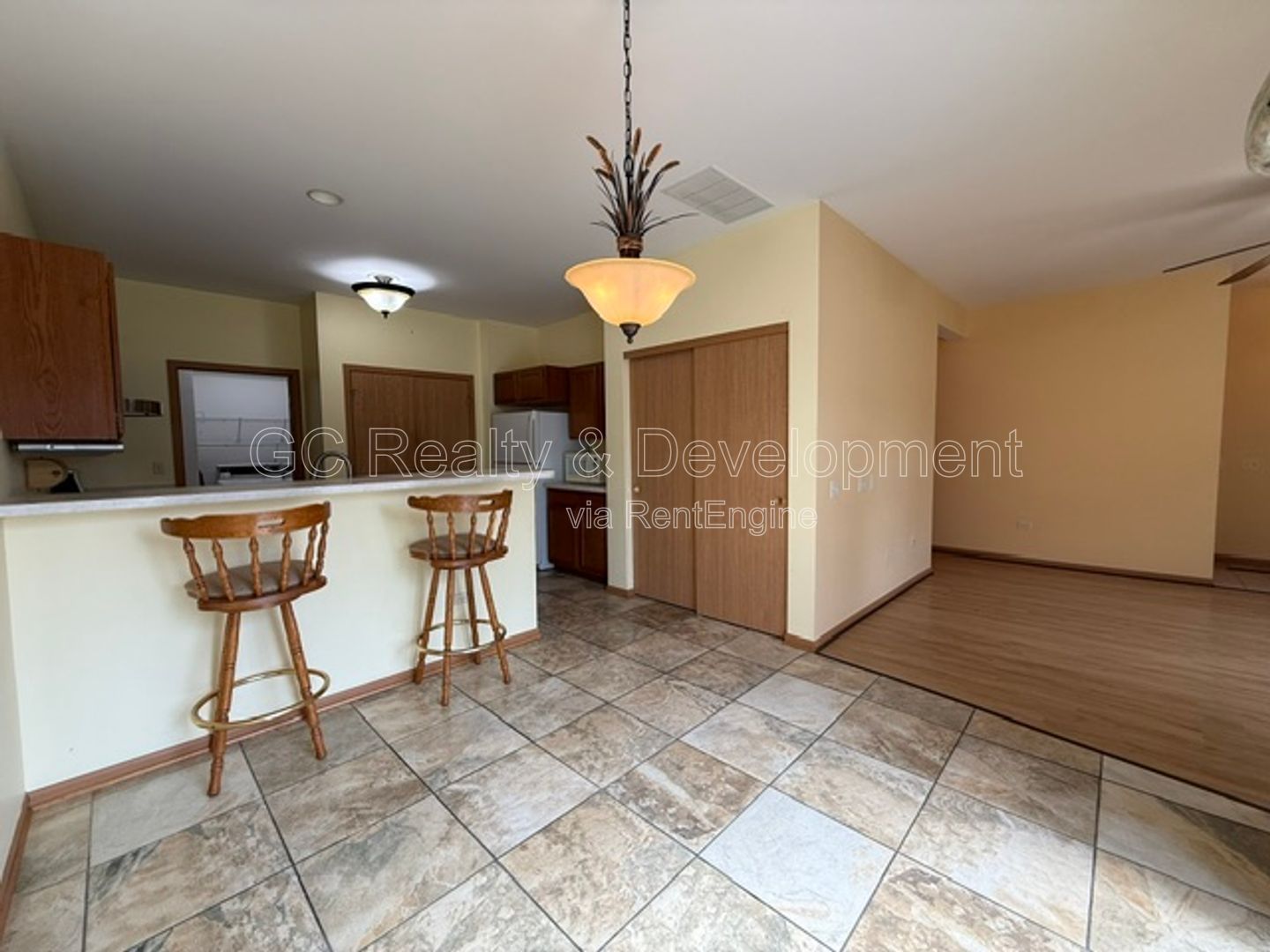 *** 2 BDRM / IN UNIT LAUNDRY / ATTACHED GARAGE / APPL INCLUDED *** property image