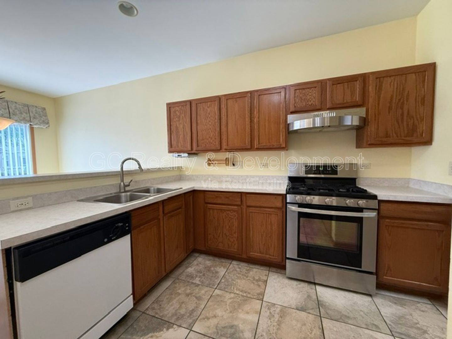 *** 2 BDRM / IN UNIT LAUNDRY / ATTACHED GARAGE / APPL INCLUDED *** property image