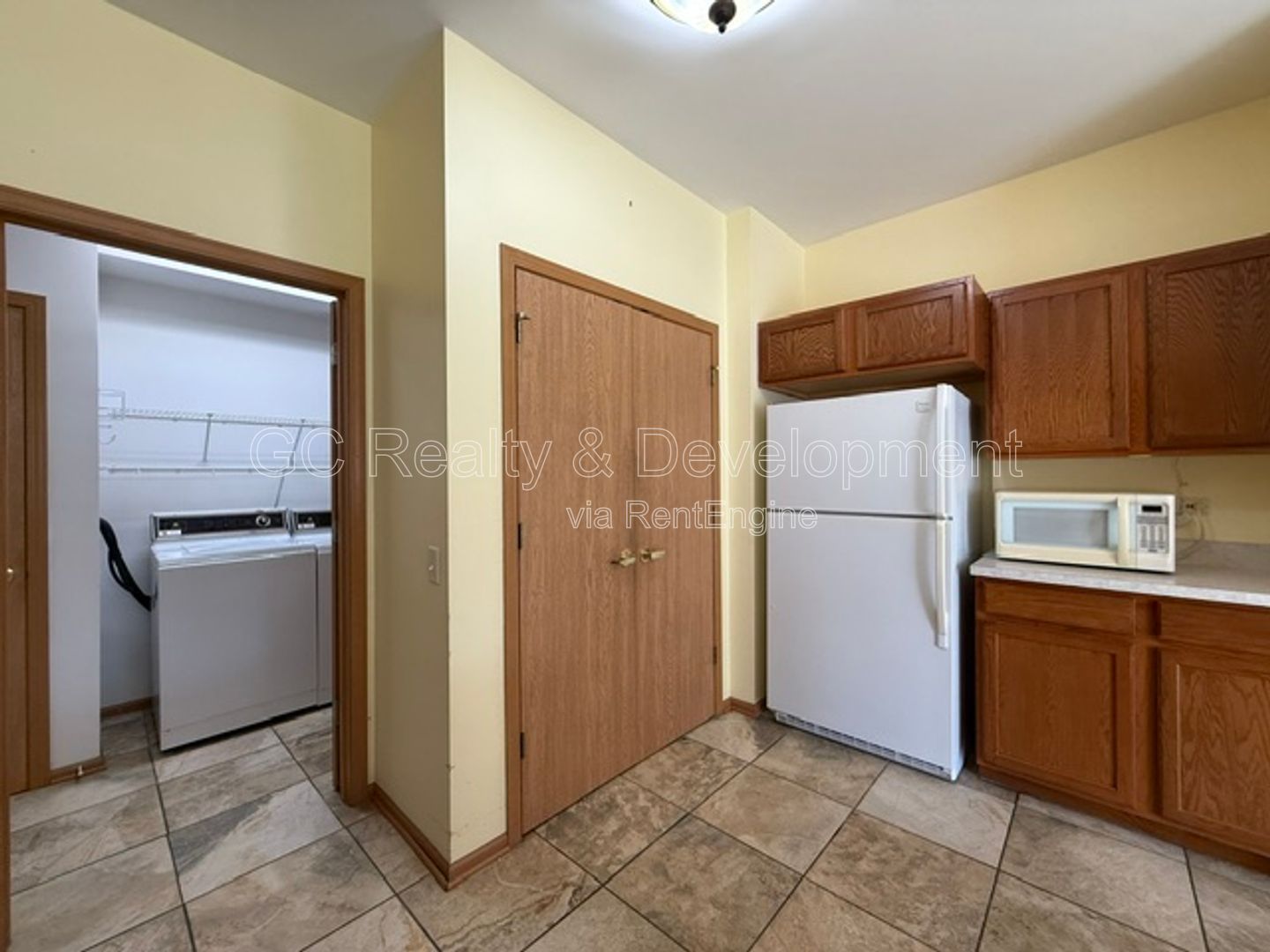 *** 2 BDRM / IN UNIT LAUNDRY / ATTACHED GARAGE / APPL INCLUDED *** property image