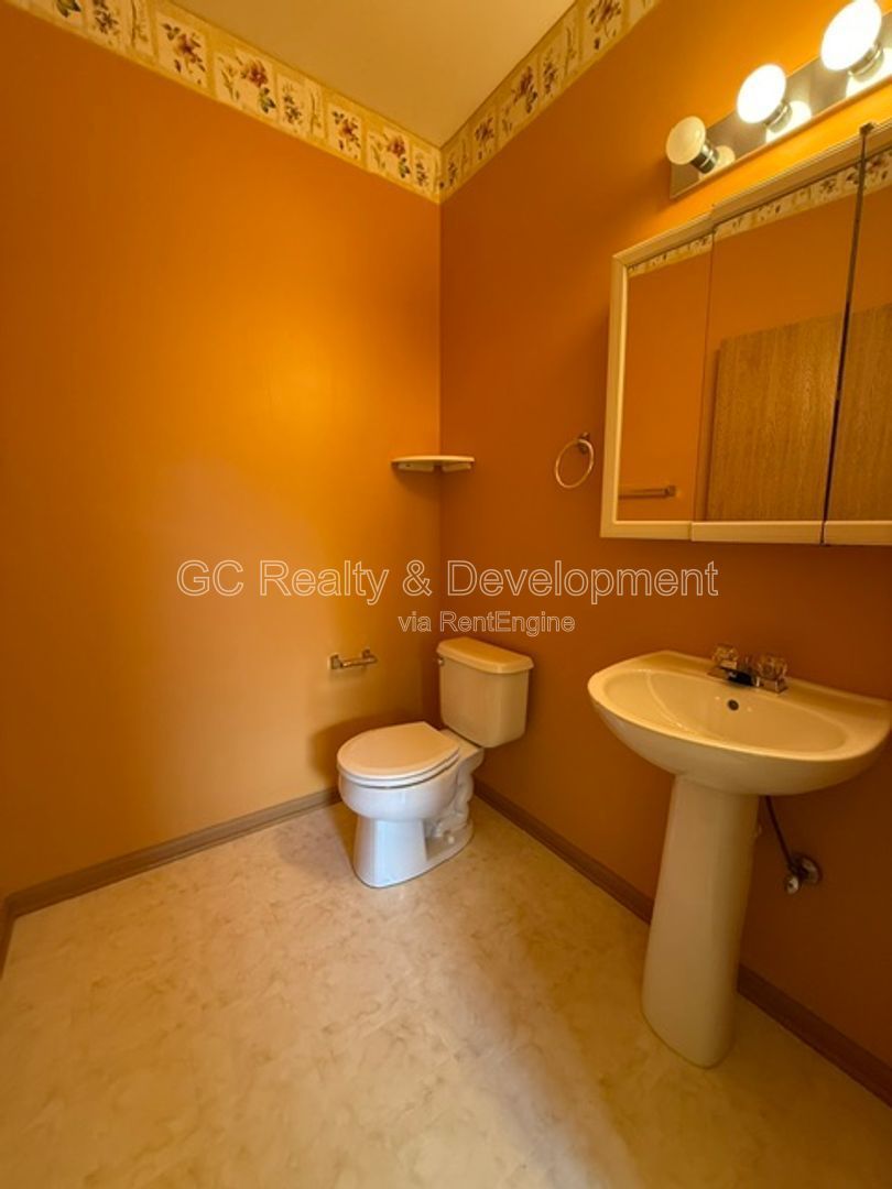 *** 2 BDRM / IN UNIT LAUNDRY / ATTACHED GARAGE / APPL INCLUDED *** property image