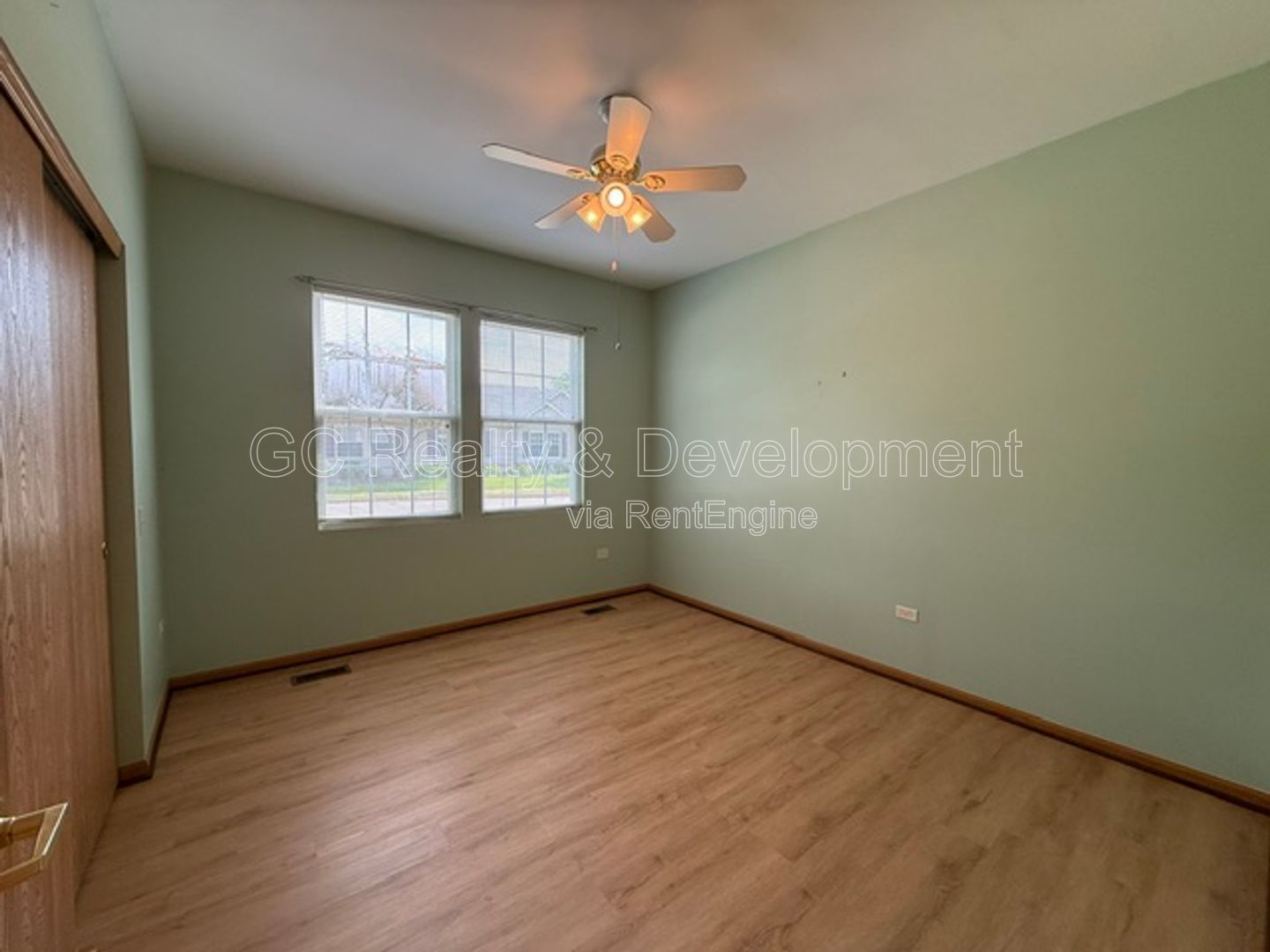 *** 2 BDRM / IN UNIT LAUNDRY / ATTACHED GARAGE / APPL INCLUDED *** property image