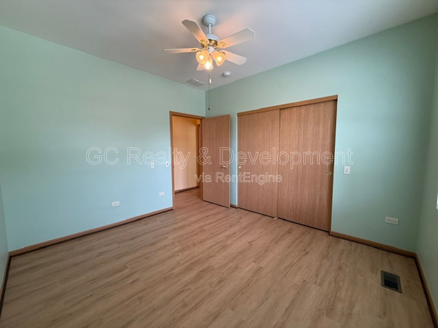 *** 2 BDRM / IN UNIT LAUNDRY / ATTACHED GARAGE / APPL INCLUDED *** property image