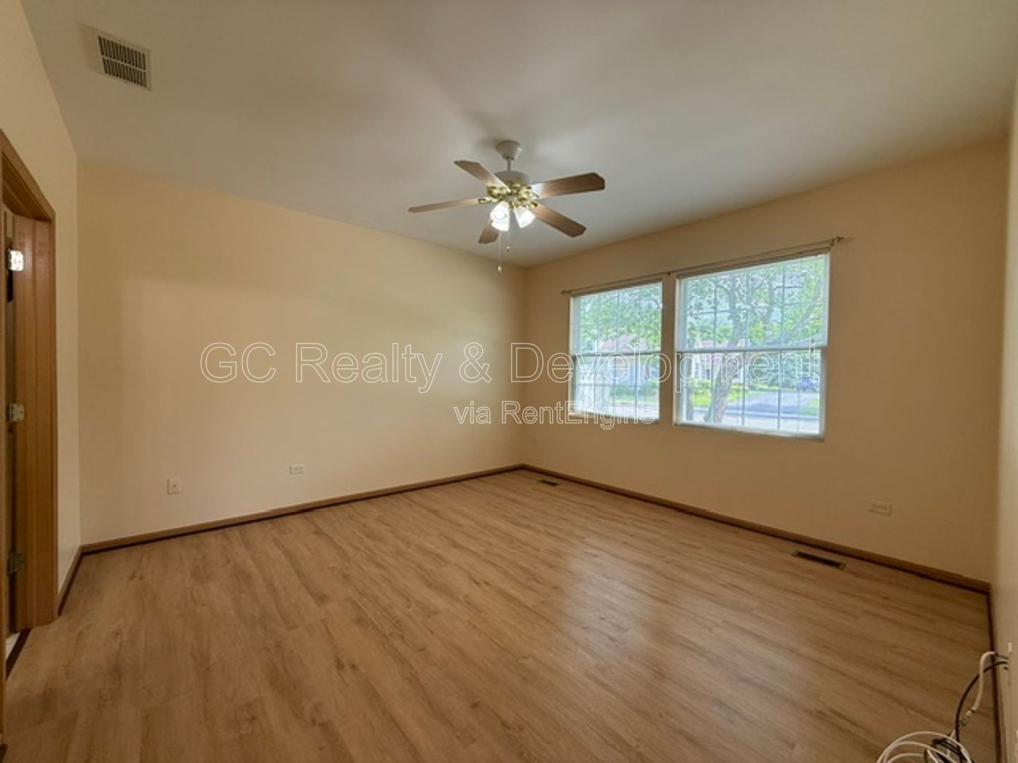 *** 2 BDRM / IN UNIT LAUNDRY / ATTACHED GARAGE / APPL INCLUDED *** property image