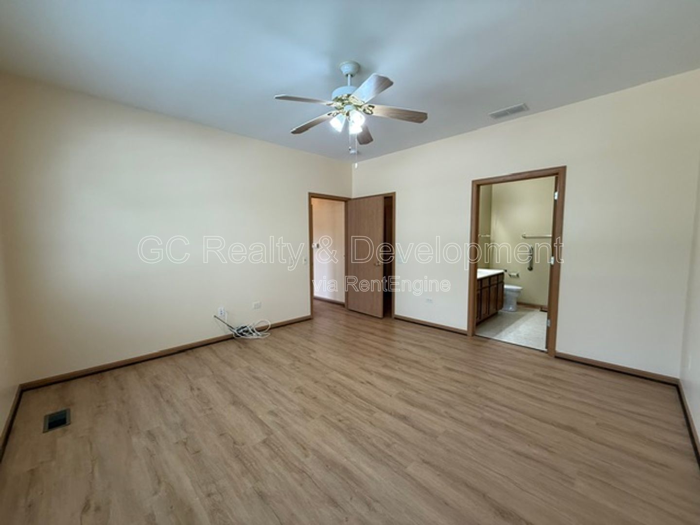 *** 2 BDRM / IN UNIT LAUNDRY / ATTACHED GARAGE / APPL INCLUDED *** property image