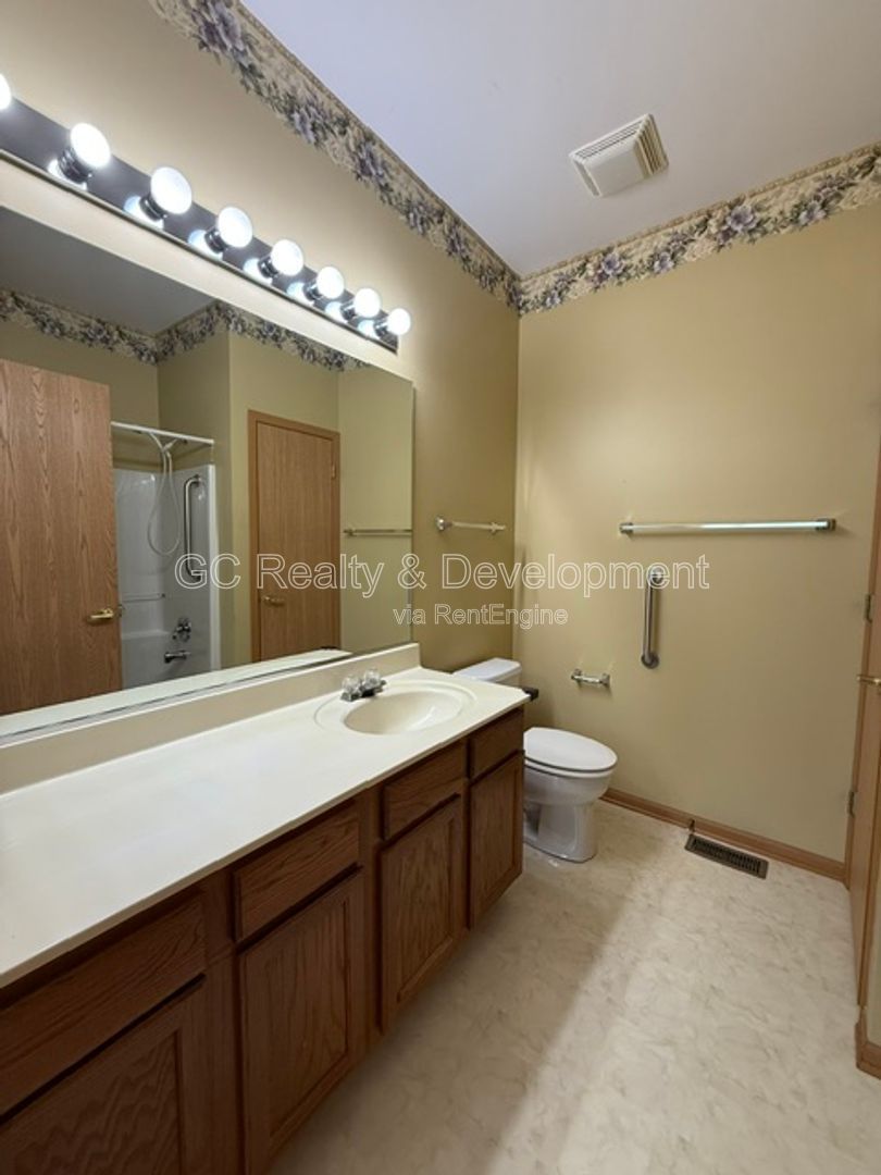 *** 2 BDRM / IN UNIT LAUNDRY / ATTACHED GARAGE / APPL INCLUDED *** property image