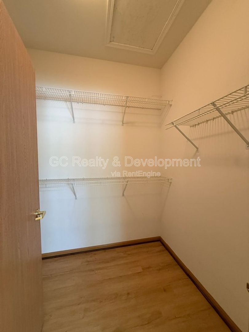 *** 2 BDRM / IN UNIT LAUNDRY / ATTACHED GARAGE / APPL INCLUDED *** property image