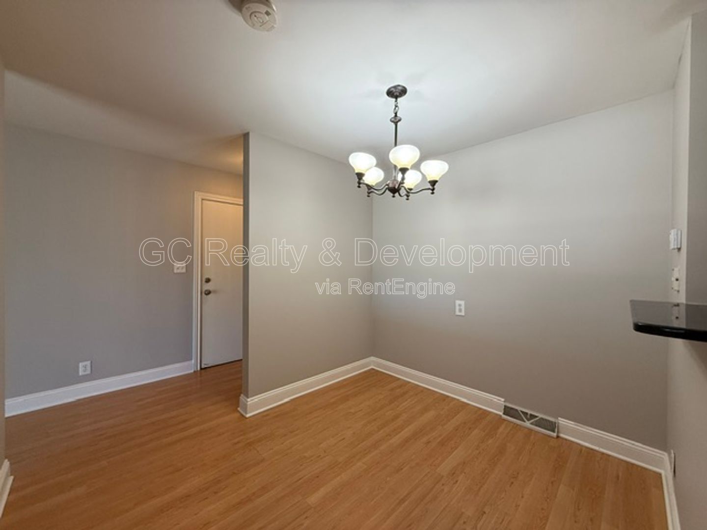 *** 2 BDRM / FIRST FLOOR UNIT / LAUNDRY IN BUILDING / PET FRIENDLY *** property image