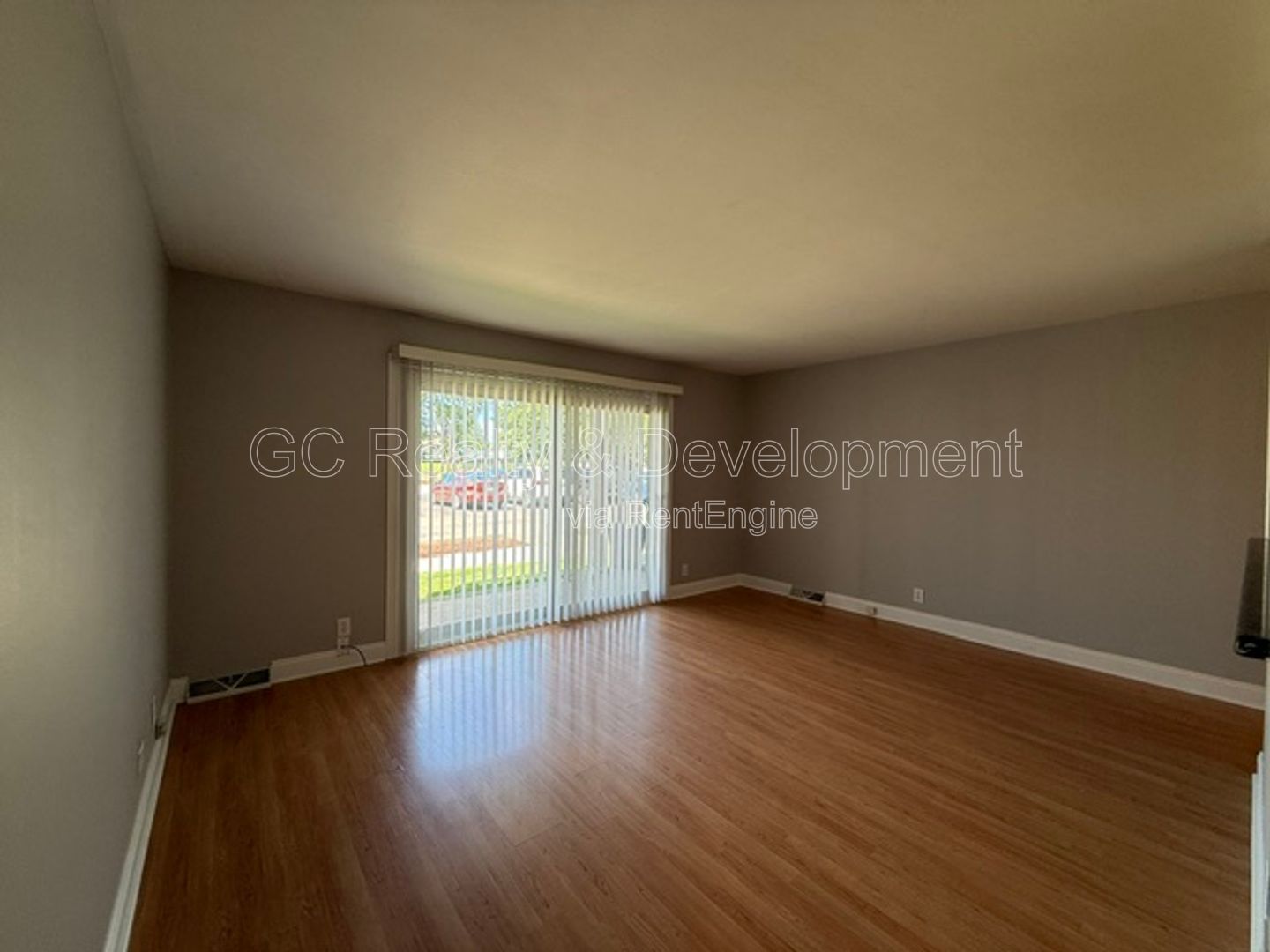 *** 2 BDRM / FIRST FLOOR UNIT / LAUNDRY IN BUILDING / PET FRIENDLY *** property image