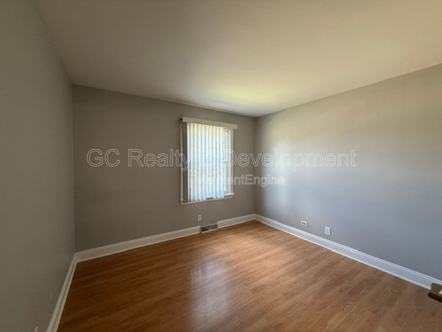 *** 2 BDRM / FIRST FLOOR UNIT / LAUNDRY IN BUILDING / PET FRIENDLY *** property image