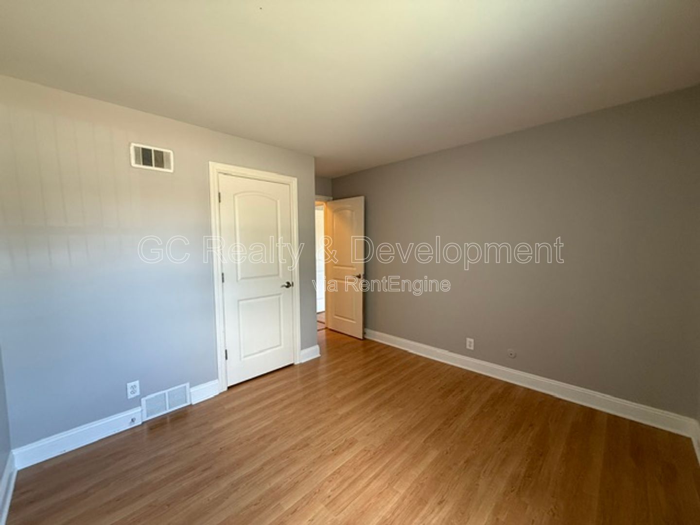 *** 2 BDRM / FIRST FLOOR UNIT / LAUNDRY IN BUILDING / PET FRIENDLY *** property image