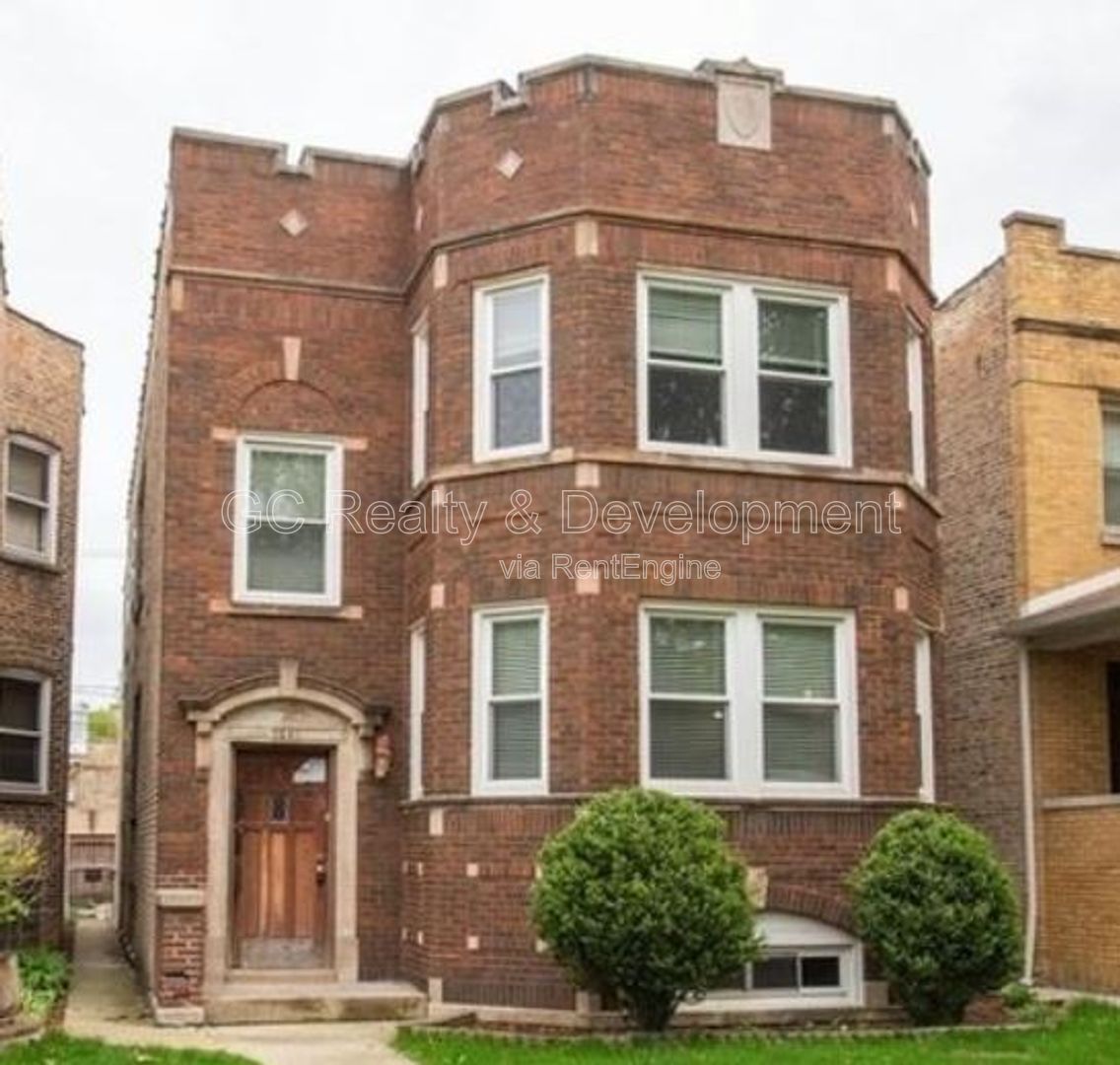 *** 3 BDRM / HARDWOOD FLOORS THROUGHOUT / DETACHED GARAGE / COMMON AREA LAUNDRY *** property image