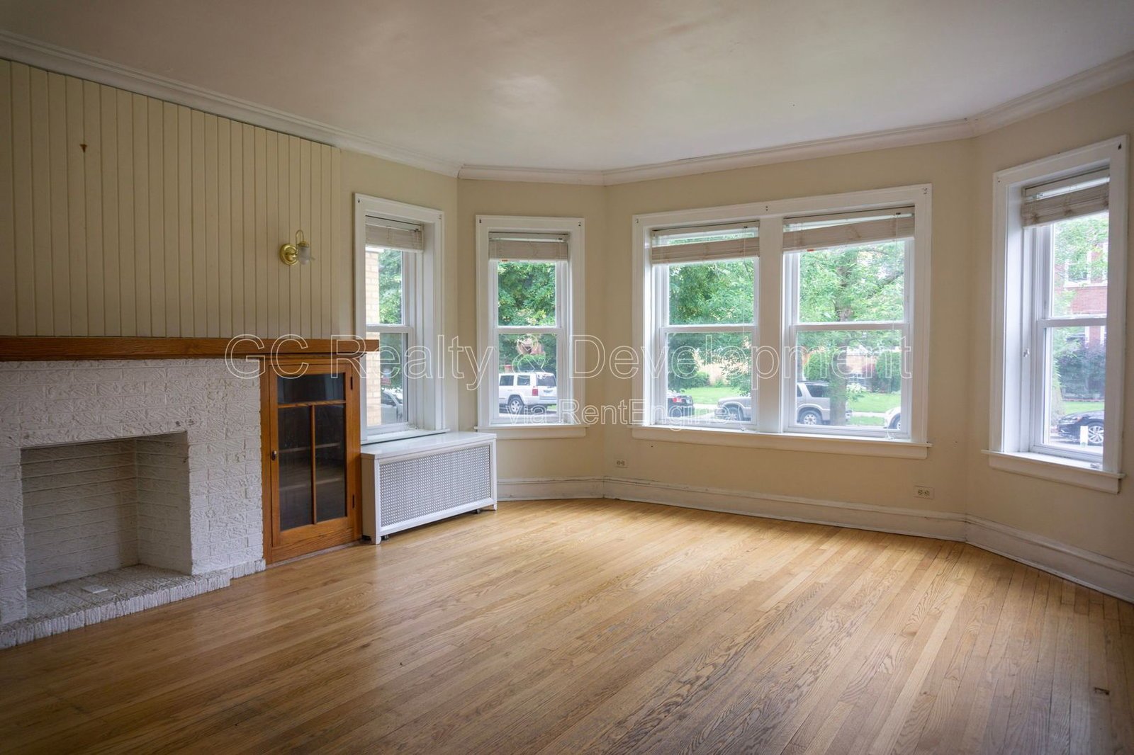*** 3 BDRM / HARDWOOD FLOORS THROUGHOUT / DETACHED GARAGE / COMMON AREA LAUNDRY *** property image