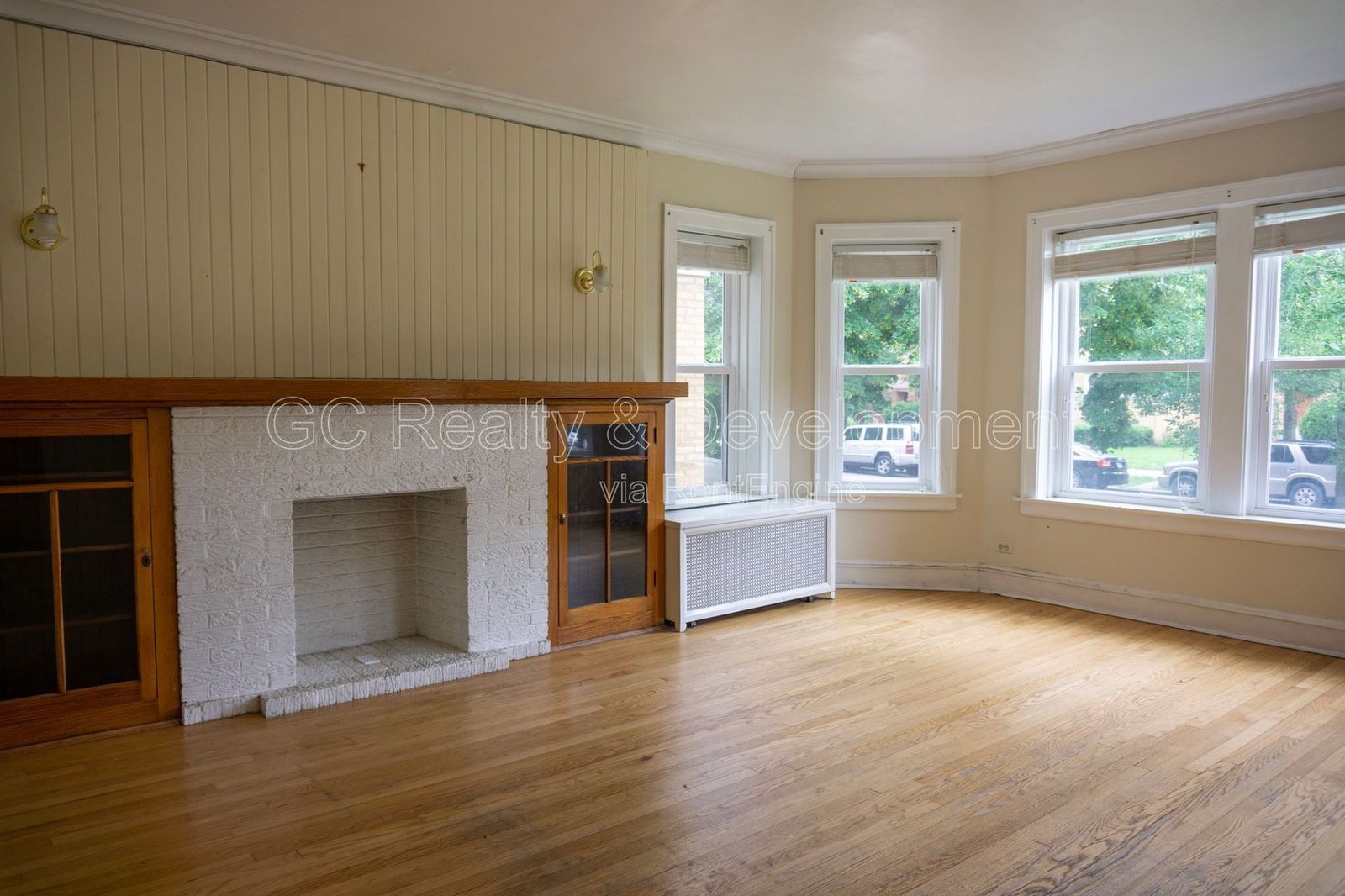*** 3 BDRM / HARDWOOD FLOORS THROUGHOUT / DETACHED GARAGE / COMMON AREA LAUNDRY *** property image