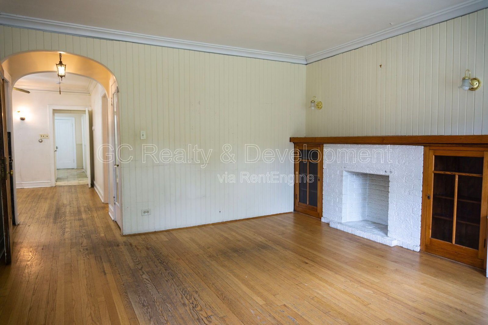 *** 3 BDRM / HARDWOOD FLOORS THROUGHOUT / DETACHED GARAGE / COMMON AREA LAUNDRY *** property image