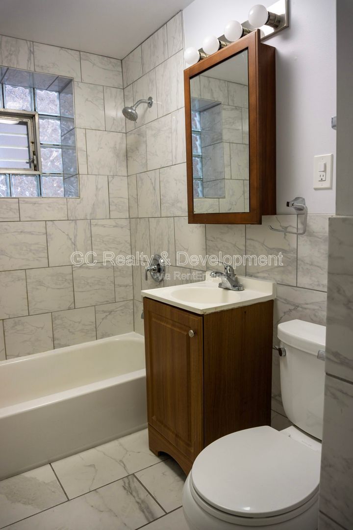 *** 3 BDRM / HARDWOOD FLOORS THROUGHOUT / DETACHED GARAGE / COMMON AREA LAUNDRY *** property image