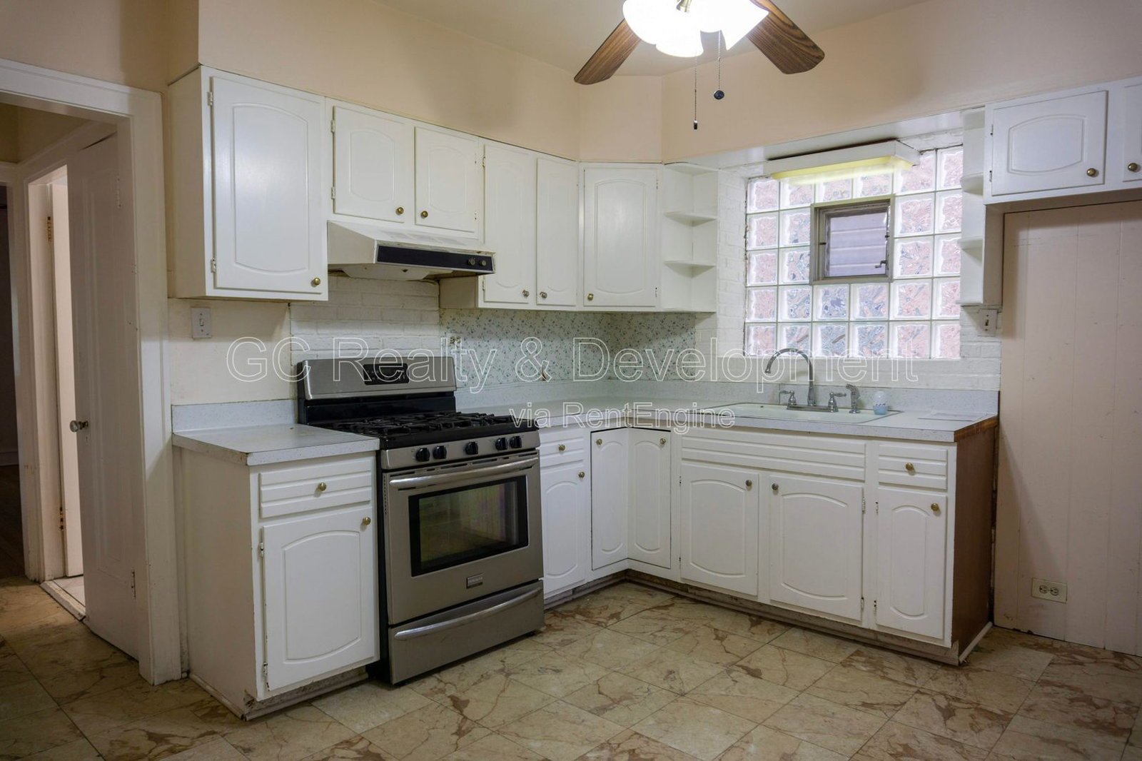 *** 3 BDRM / HARDWOOD FLOORS THROUGHOUT / DETACHED GARAGE / COMMON AREA LAUNDRY *** property image