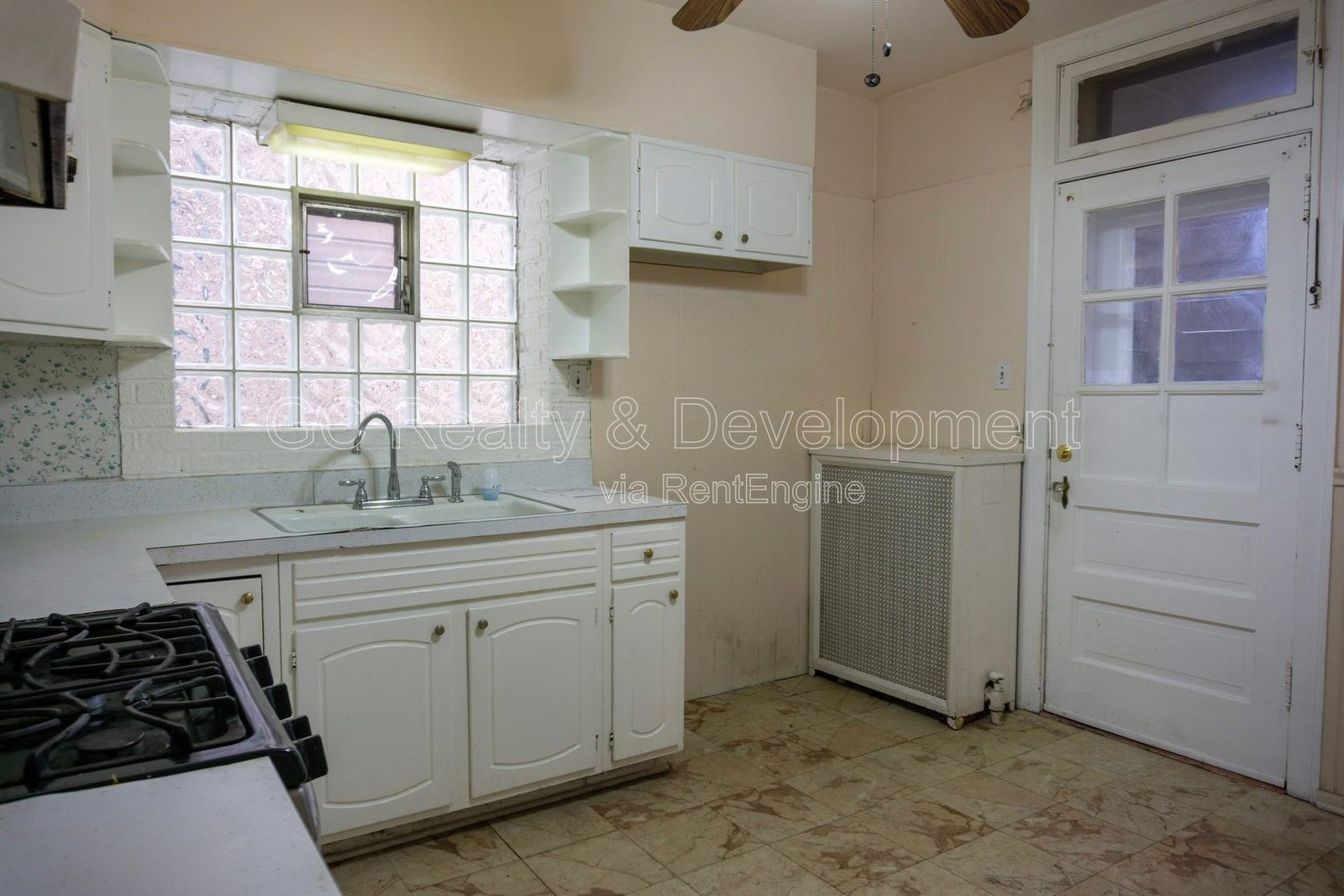 *** 3 BDRM / HARDWOOD FLOORS THROUGHOUT / DETACHED GARAGE / COMMON AREA LAUNDRY *** property image