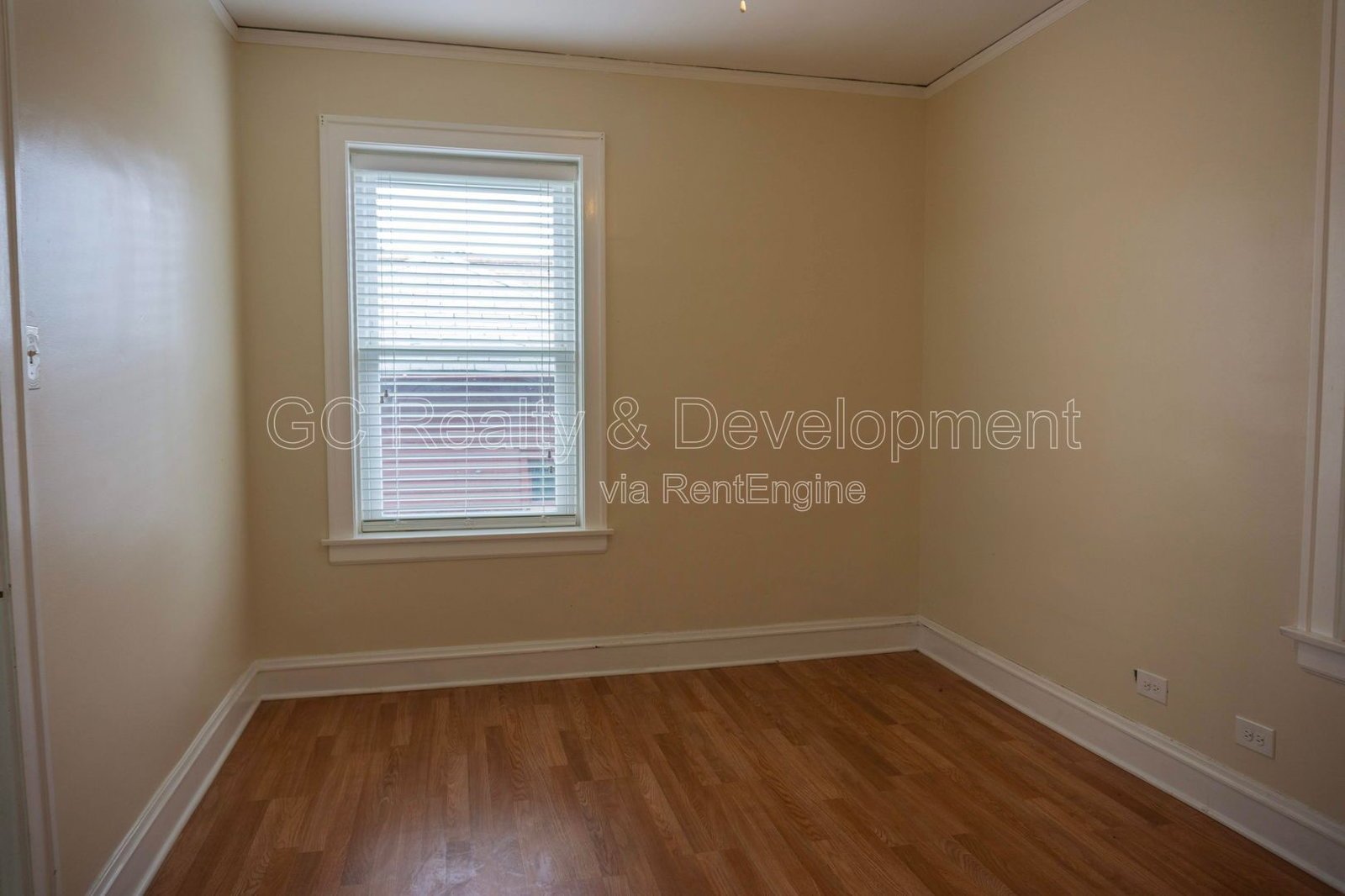 *** 3 BDRM / HARDWOOD FLOORS THROUGHOUT / DETACHED GARAGE / COMMON AREA LAUNDRY *** property image