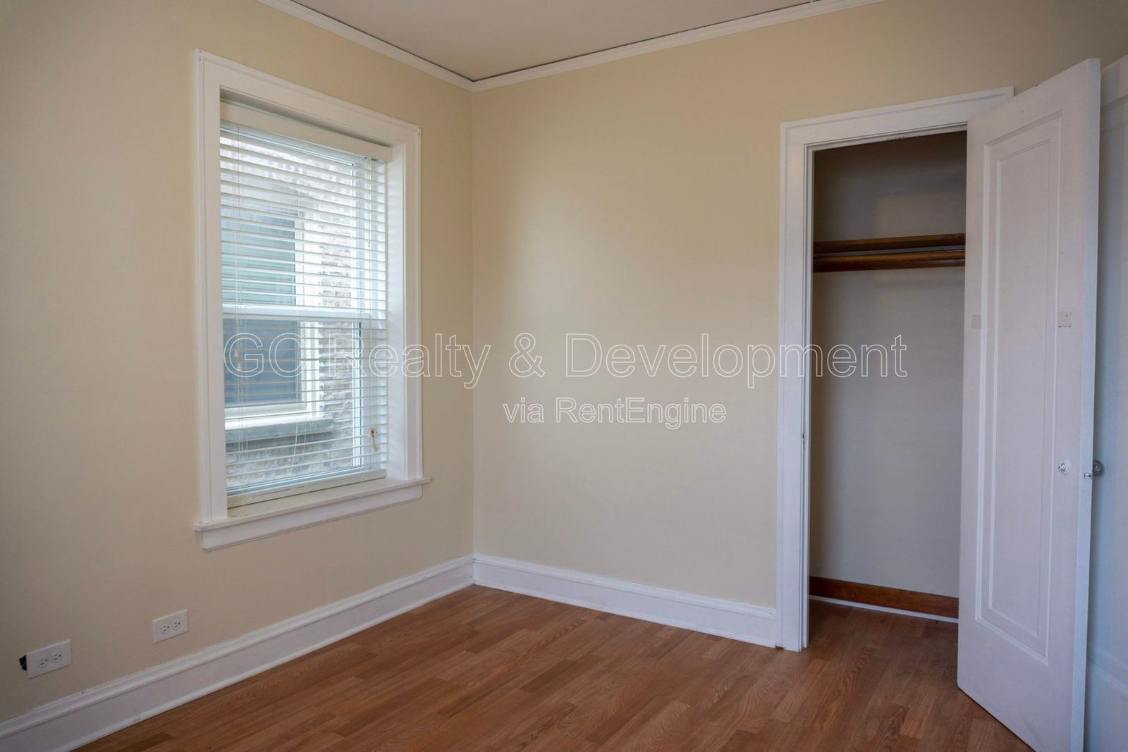 *** 3 BDRM / HARDWOOD FLOORS THROUGHOUT / DETACHED GARAGE / COMMON AREA LAUNDRY *** property image