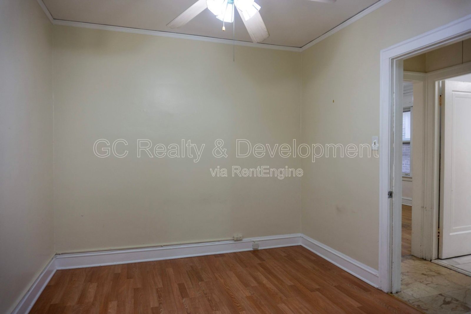 *** 3 BDRM / HARDWOOD FLOORS THROUGHOUT / DETACHED GARAGE / COMMON AREA LAUNDRY *** property image