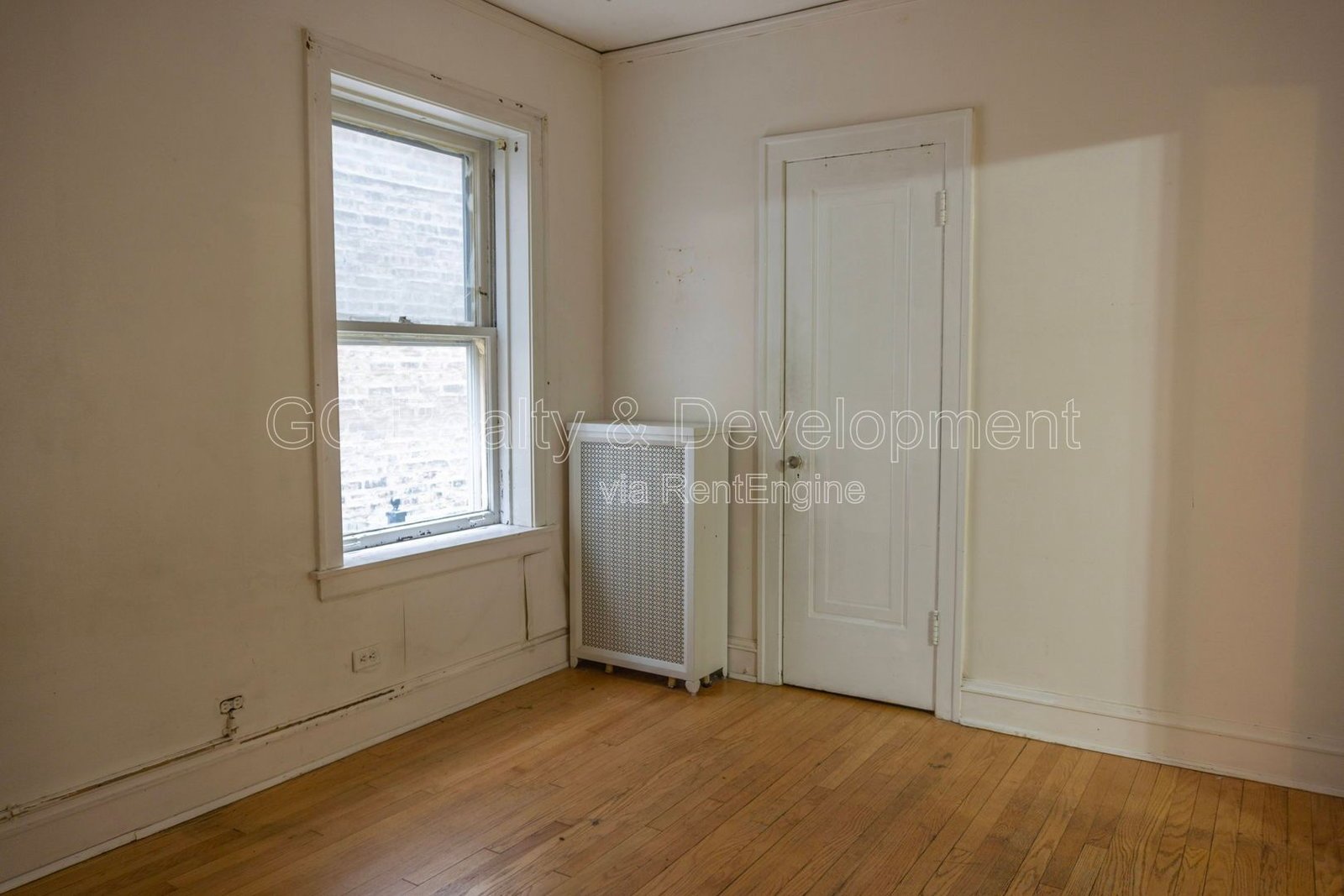 *** 3 BDRM / HARDWOOD FLOORS THROUGHOUT / DETACHED GARAGE / COMMON AREA LAUNDRY *** property image
