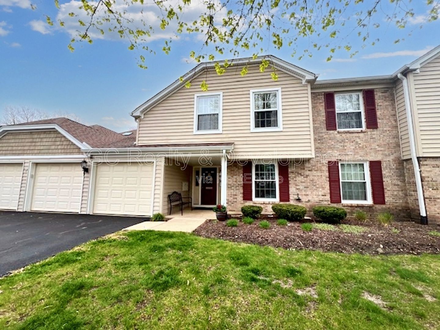 *** WINFIELD / 2 BDRM / 2 BTH / APPLIANCES INCL / LAUNDRY IN UNIT / ATTACHED CAR GARAGE / PET FRIENDLY*** property image