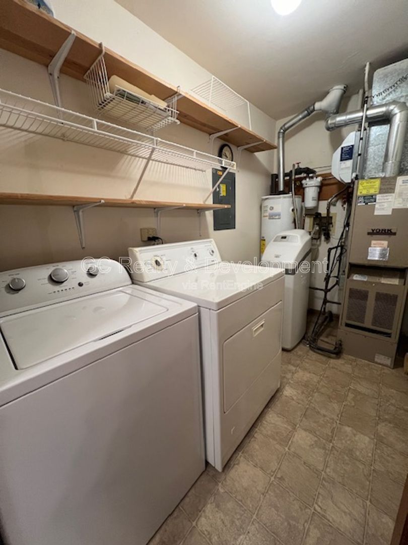 *** WINFIELD / 2 BDRM / 2 BTH / APPLIANCES INCL / LAUNDRY IN UNIT / ATTACHED CAR GARAGE / PET FRIENDLY*** property image