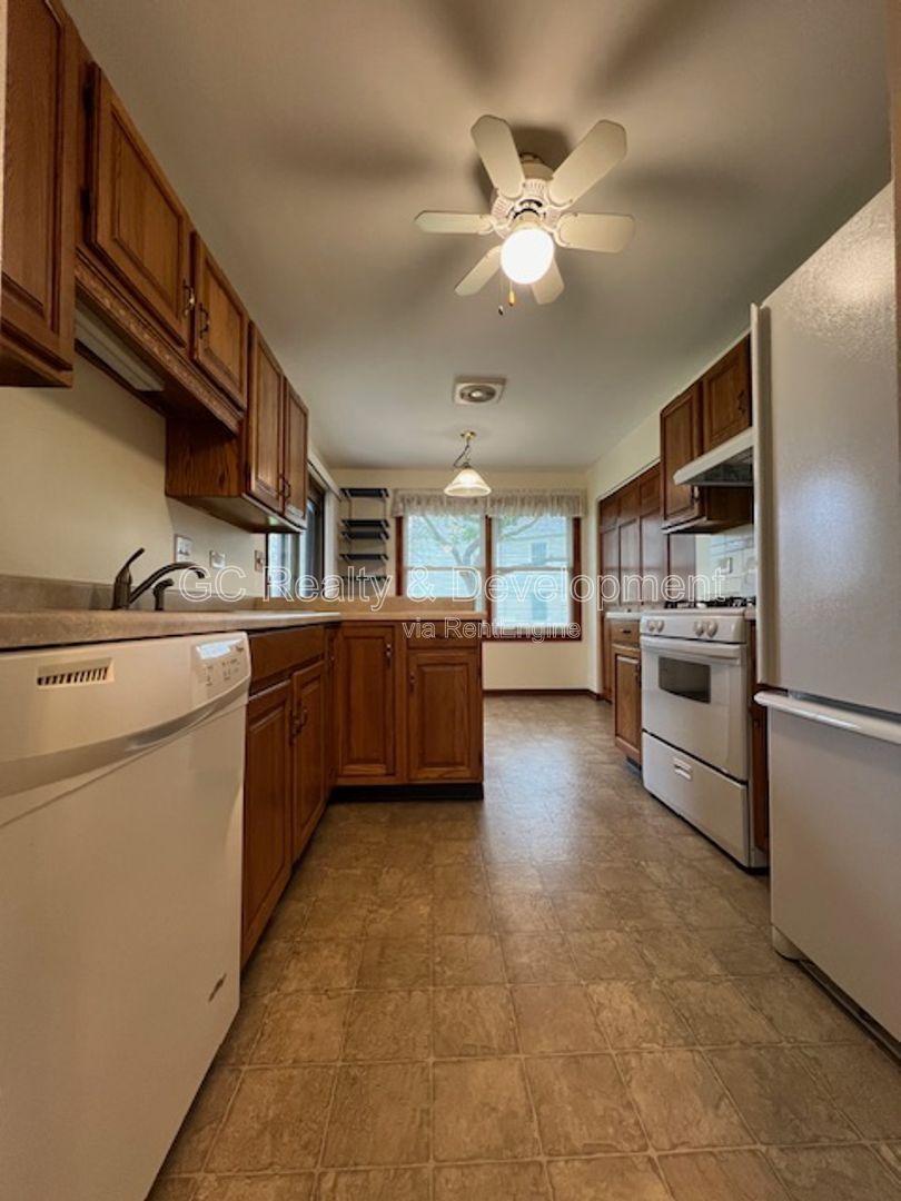 *** WINFIELD / 2 BDRM / 2 BTH / APPLIANCES INCL / LAUNDRY IN UNIT / ATTACHED CAR GARAGE / PET FRIENDLY*** property image