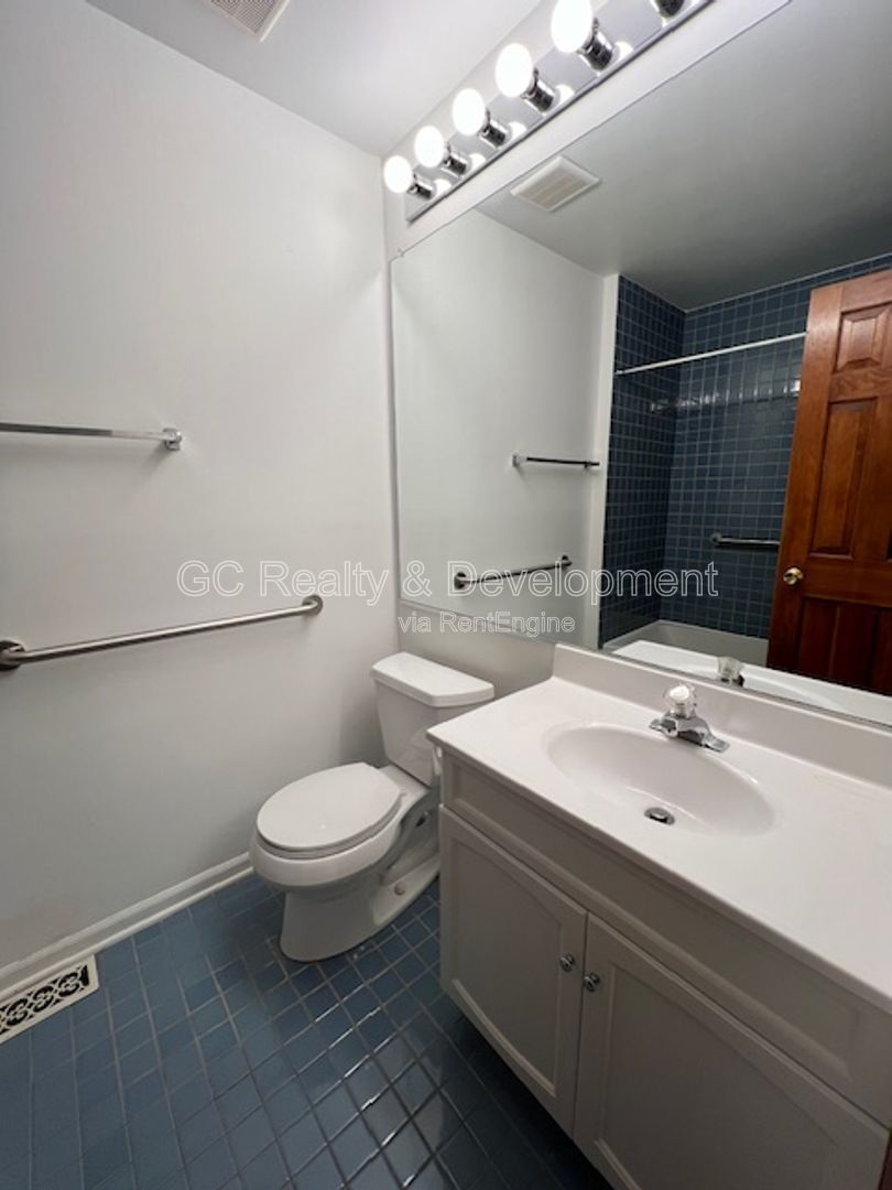 *** WINFIELD / 2 BDRM / 2 BTH / APPLIANCES INCL / LAUNDRY IN UNIT / ATTACHED CAR GARAGE / PET FRIENDLY*** property image
