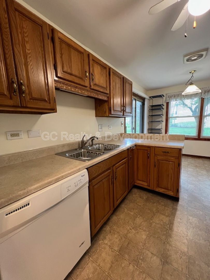 *** WINFIELD / 2 BDRM / 2 BTH / APPLIANCES INCL / LAUNDRY IN UNIT / ATTACHED CAR GARAGE / PET FRIENDLY*** property image