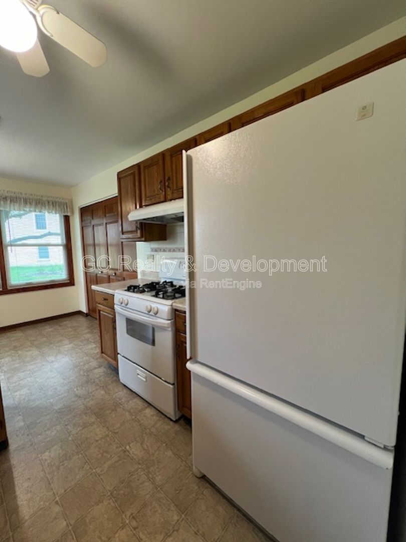 *** WINFIELD / 2 BDRM / 2 BTH / APPLIANCES INCL / LAUNDRY IN UNIT / ATTACHED CAR GARAGE / PET FRIENDLY*** property image