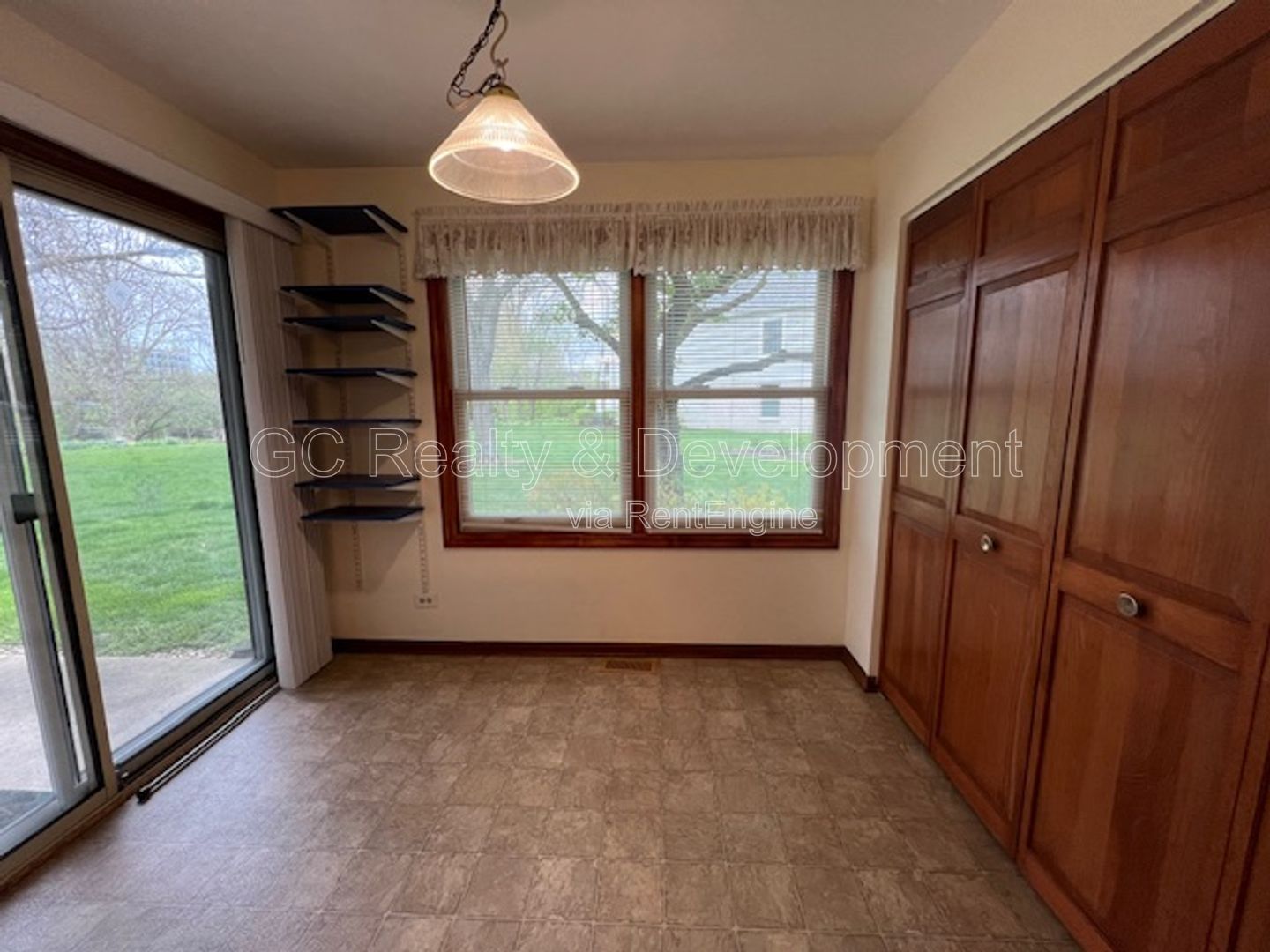 *** WINFIELD / 2 BDRM / 2 BTH / APPLIANCES INCL / LAUNDRY IN UNIT / ATTACHED CAR GARAGE / PET FRIENDLY*** property image