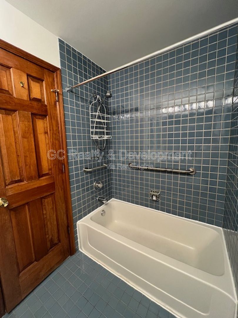 *** WINFIELD / 2 BDRM / 2 BTH / APPLIANCES INCL / LAUNDRY IN UNIT / ATTACHED CAR GARAGE / PET FRIENDLY*** property image