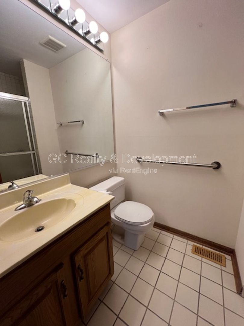 *** WINFIELD / 2 BDRM / 2 BTH / APPLIANCES INCL / LAUNDRY IN UNIT / ATTACHED CAR GARAGE / PET FRIENDLY*** property image