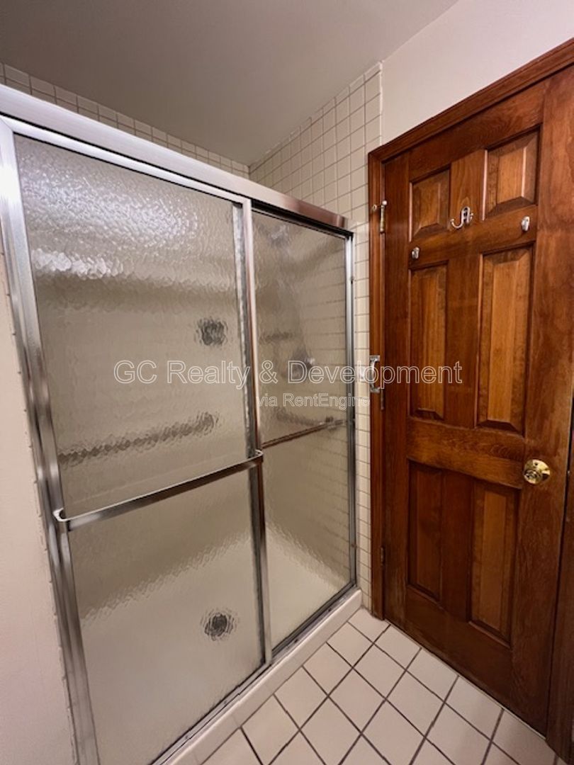 *** WINFIELD / 2 BDRM / 2 BTH / APPLIANCES INCL / LAUNDRY IN UNIT / ATTACHED CAR GARAGE / PET FRIENDLY*** property image