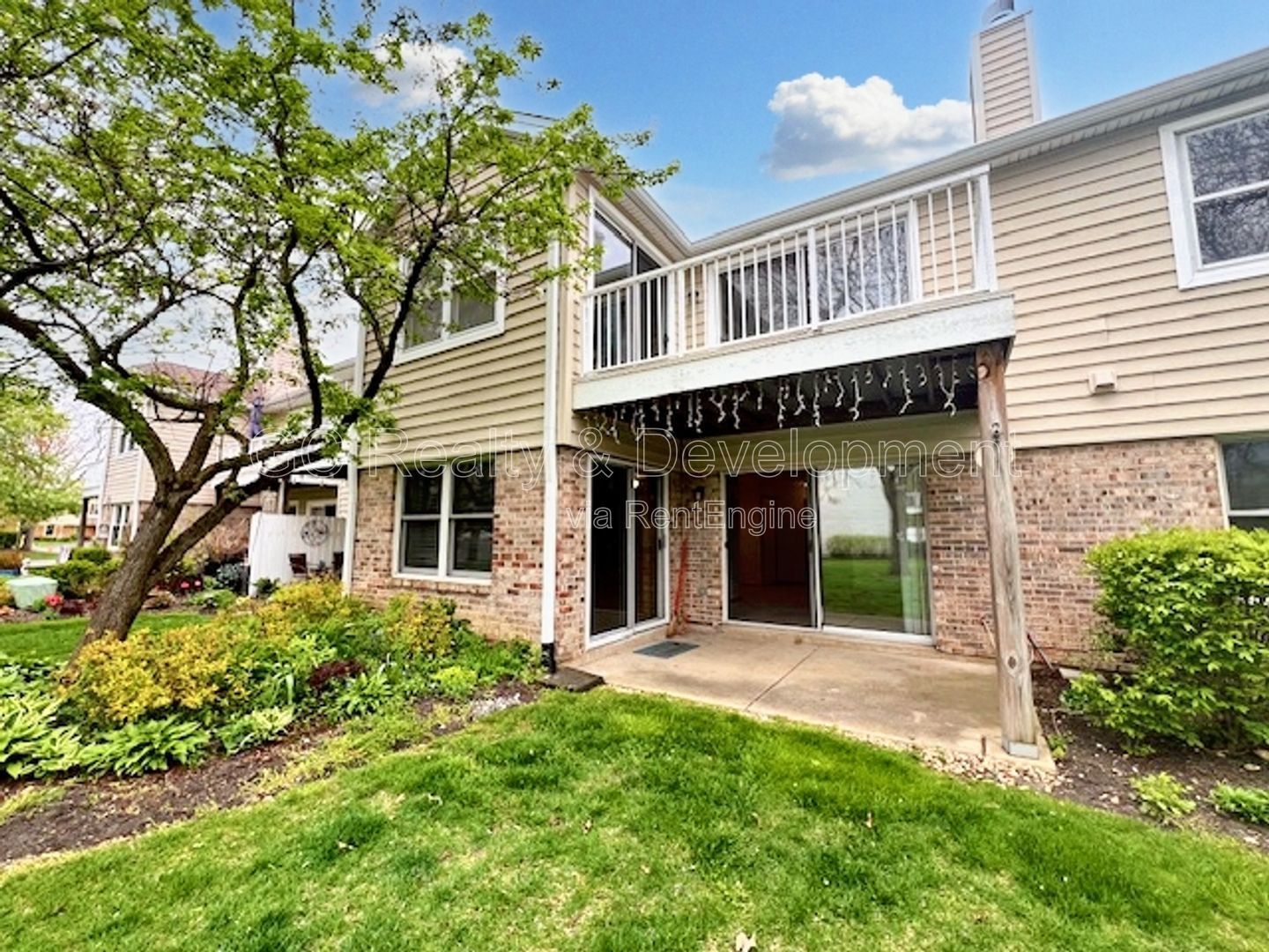*** WINFIELD / 2 BDRM / 2 BTH / APPLIANCES INCL / LAUNDRY IN UNIT / ATTACHED CAR GARAGE / PET FRIENDLY*** property image